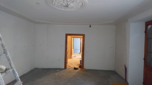 2019_08_11 Atelier 2 gespachtelt Eingang Wände verputzt